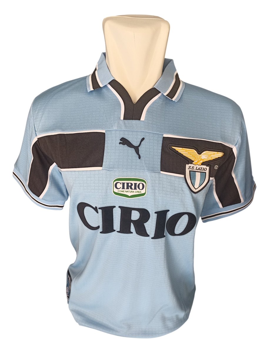 sumacomp's tweet photo. Seri A season 1999/2000 pertama kali lihat SS Lazio angkat tropi Seri A. Laga terakhir jadi penentu gelar. Era Veron, Salas, Nedved, Stankovic, dan Kapt Nesta. https://t.co/e9NGlArLrD