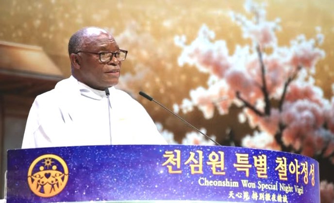 ❑ヨハネス・ンダンガ・アフリカキリスト教協議会会長

お母様は韓国や国連に多くの業績を残され、ノーベル平和賞を捧げるべき方です。その方を拘置所に送るのは、罪なきイエス様を十字架で殺害したユダヤと同じ現象です。韓国は神が選んだ祖国です。私は韓民族選民大叙事詩をアフリカに伝えます。