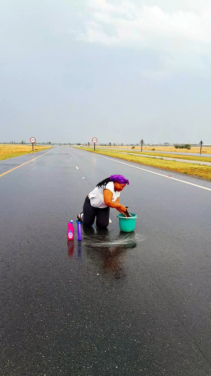 If Orlando Pirates beat Kaizer Chiefs, I'll Mop N1 from Bloemfontein to Pretoria in my g-string 🤞😭
#SowetoDerby #SowetoDerbyWeek