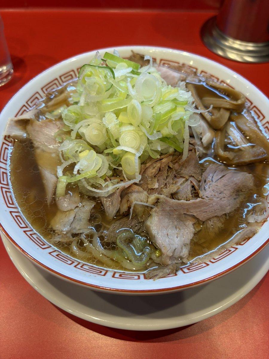 ramenchudokuka's tweet photo. らーめん荒畑　住吉店
チャーシューメン 
ちゃん系ラーメンの人気店
スープは鶏の鶏の旨味があるもあっさり
麺は平打ちちぢれ麺で、食感はツルしこ
チャーシューは薄切りがたっぷりで、噛むたびに旨味が広がる
醤油が強くまた来たいとは思う、毎日はちょっと無理かも
ご馳走様でした！

#らーめん荒畑 https://t.co/t76OoLumDQ