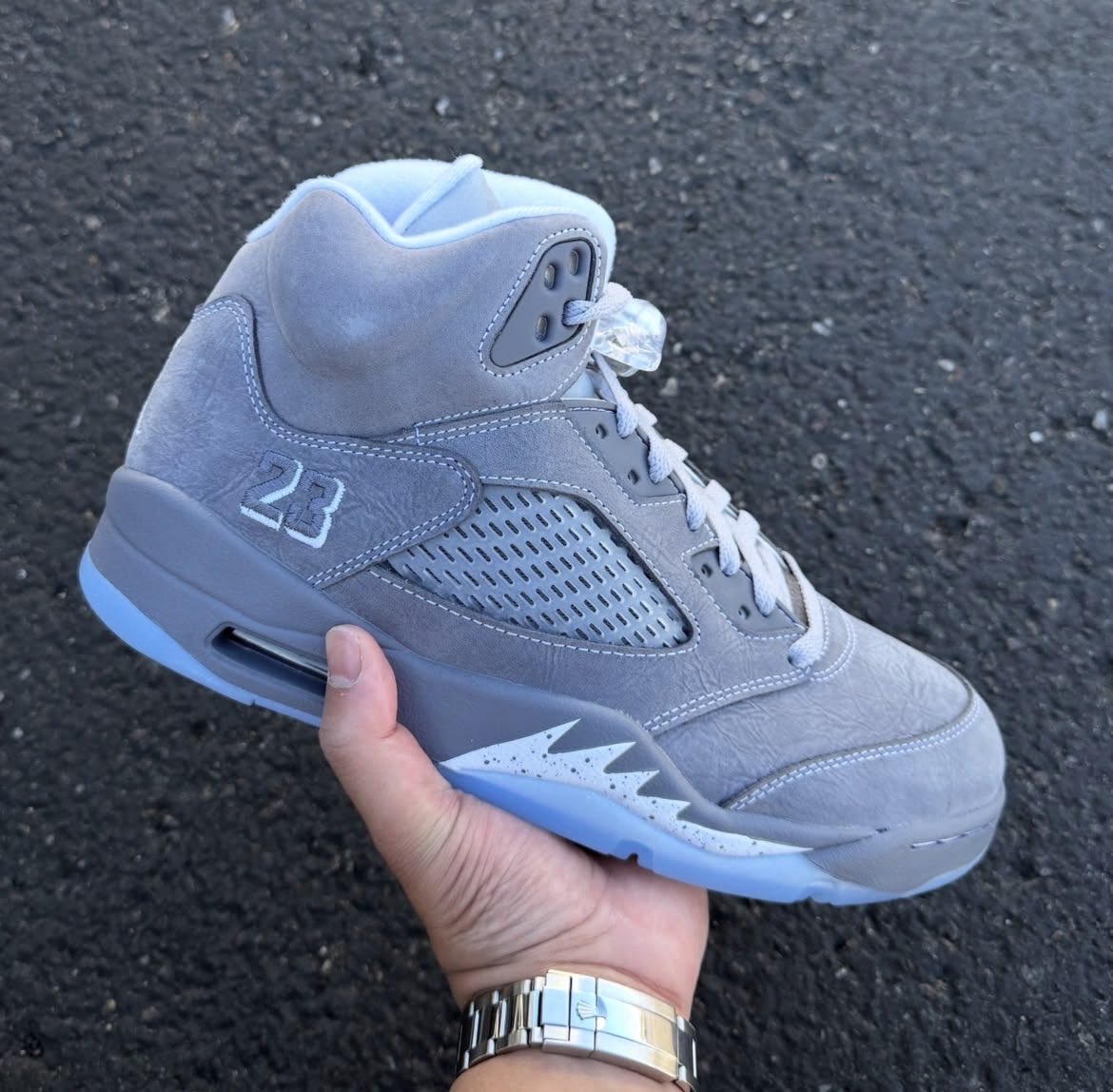 The Air Jordan 5 "Wolf Grey" has people back outside camping overnight at retailers 😳

📷 <a href="/natureboichuck/">NATURE.🌴</a>