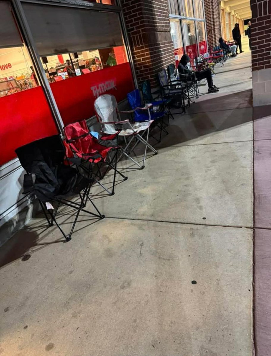 Ovrnundr's tweet photo. The Air Jordan 5 "Wolf Grey" has people back outside camping overnight at retailers 😳

📷 @natureboichuck https://t.co/SS8WotQgp3