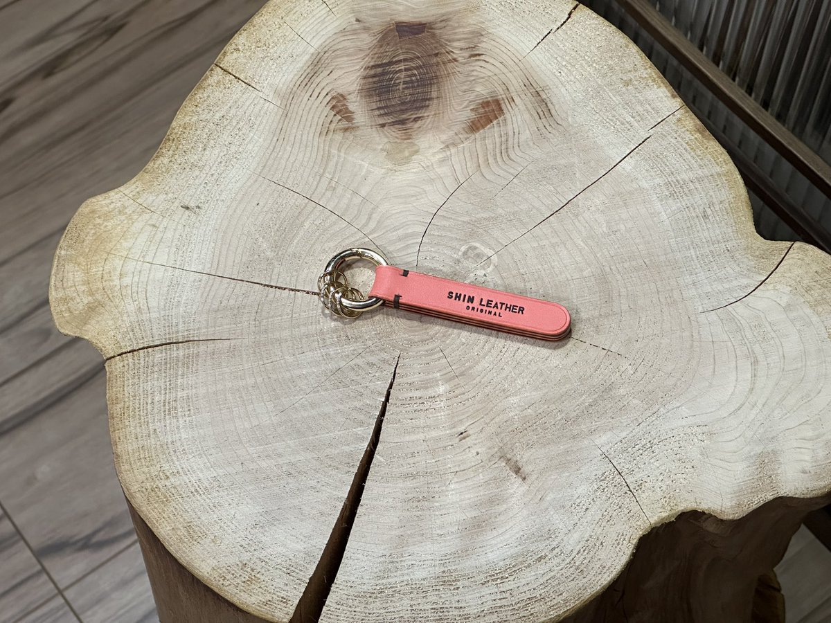 twi_hiro's tweet image. 新作キーリング。なめてた。めっちゃ難しかった💦

#レザークラフト #leathercraft #キーリング #キーホルダー