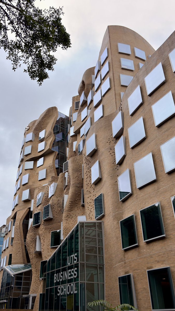 フランクゲーリーのDr Chau Chak Wing Buildingを外から見学。建築は