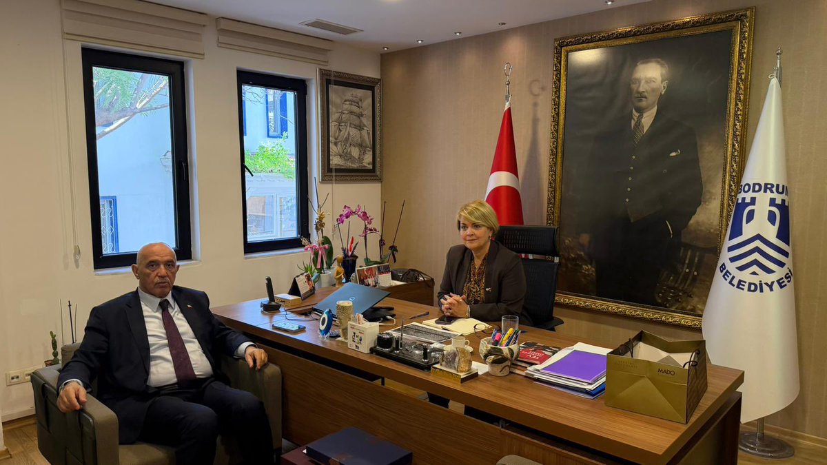 m_ilicali's tweet photo. Bodrum Belediyesi Başkan Vekili  Sayın  @EmelCakaloglu’nu ziyaret ettik.

@bodto48 tarafından düzenlenen konferansta;“Bodrum’un Trafik Sorunları ve Çözümleri” başlıklı  sunumumu ve acil çözüm önerilerimizi paylaştık.

Başkanımızın  yakın ilgisine ve nazik ev sahipliğine teşekkür ederiz.

Bodrum Belediyesinin desteğiyle; söz konusu konferansta paylaştığım; trafik sorunun çözümüne ilişkin; Yapılması gereken Acil İşlerin hayat bulmasını dileriz.

@BodrumKaymakam 
@BodrumBel 
@ticaretedutr 

@tcmuglavaliligi 
@muglabsb 
@KarayollariGM
