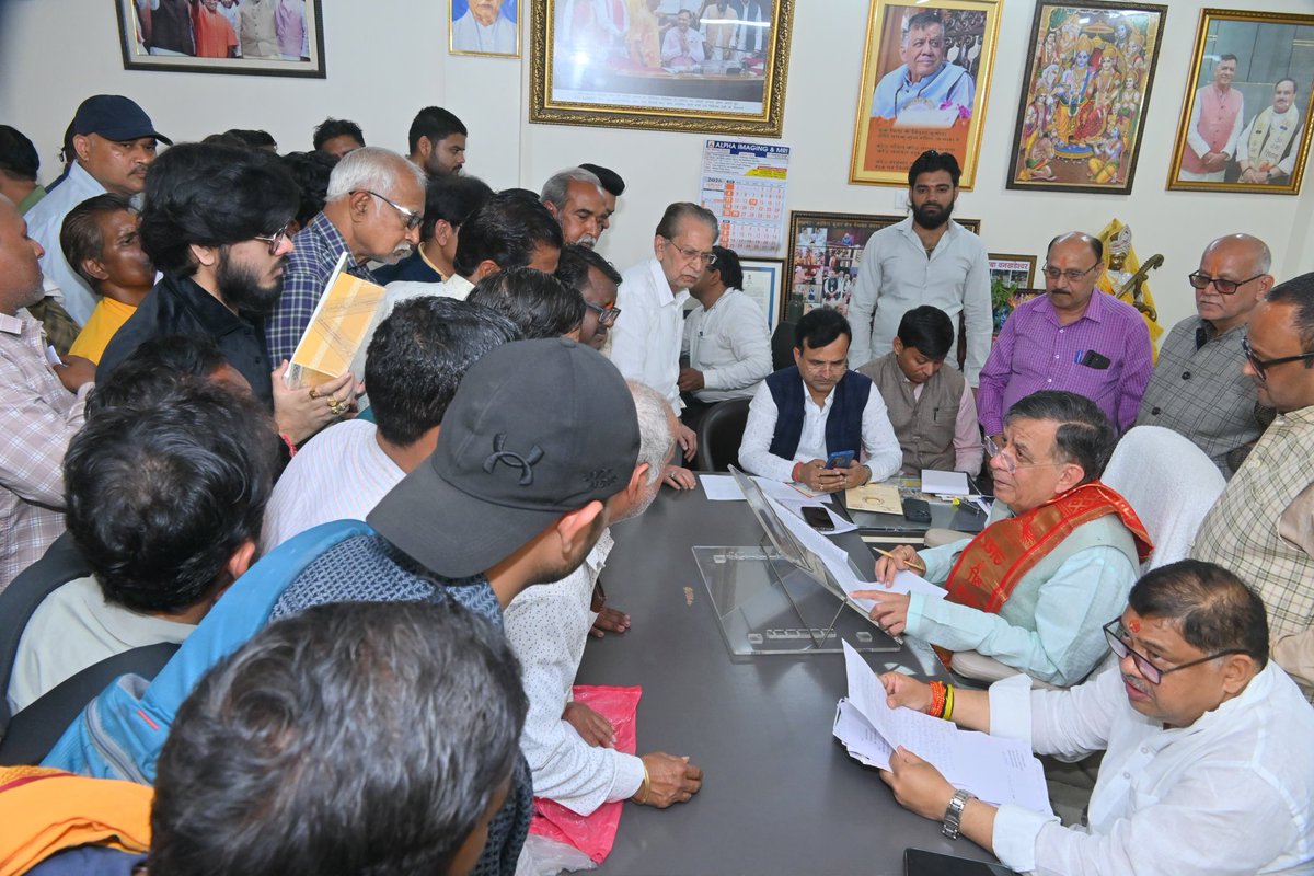 Satishmahanaup's tweet photo. #जनता_दर्शन: आपका विश्वास, हमारी प्रेरणा।

आज कानपुर स्थित कैंप कार्यालय में जनता दर्शन के दौरान नागरिकों से आत्मीय संवाद कर उनकी समस्याएं सुनीं।

जनता को त्वरित, पारदर्शी और सम्मानजनक समाधान दिलाने के लिए अधिकारियों को निर्देश दिए।

#JantaDarbar
#Kanpur #UttarPradesh https://t.co/7cz0oUIjUt