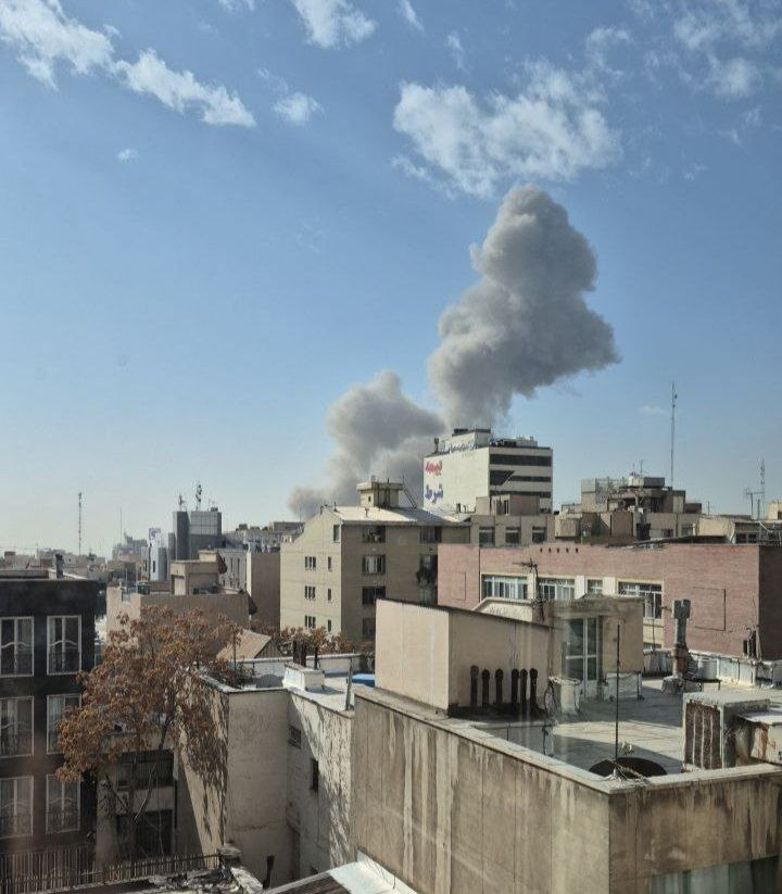 هجوم على #إيران.. ماذا حدث؟

الجيش الإسرائيلي يشن هجوماً مفاجئاً على إيران، صباح السبت، وأفادت وسائل الإعلام الإيرانية الرسمية بسماع دوي انفجارات في طهران.
في وقت الهجوم، أرسل الجيش الإسرائيلي تحذيراً للسكان في تل أبيب للبقاء بالقرب من الأماكن المحمية.
وقال إن "هذا إنذار استباقي