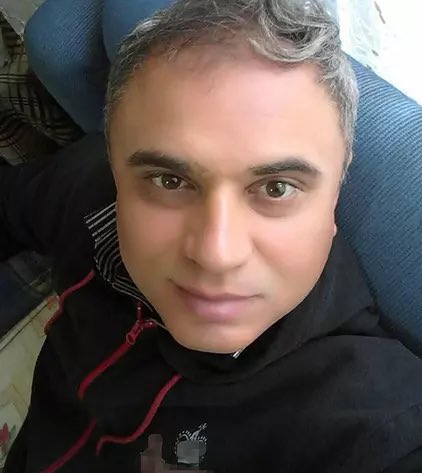 aykiri's tweet photo. Çantasında sigara bulduğu eşinin iş yerini basıp, bıçakla saldırdı!

- Denizli’nin Merkezefendi ilçesinde aile içi gerilim iş yerinde kanlı saldırıya dönüştü. 

- Ayhan Atçalıoğlu, iddiaya göre sigara içtiği için çıkan tartışmada; 43 yaşındaki eşi Habibe Atçalıoğlu’nu çalıştığı iş yerinde 13 bıçak darbesiyle ağır yaraladı.

- Olay, saat 10.00 sıralarında Merkezefendi ilçesine bağlı Akçeşme Mahallesi’ndeki bir otomobil satış ve servis bayisinde meydana geldi. Sarayköy ilçesinde yaşayan iki çocuk babası demirci ustası Ayhan Atçalıoğlu, iddiaya göre eşi Habibe Atçalıoğlu ile sigara içtiği için bir süre önce tartıştı. Ayhan Atçalıoğlu, önceki gün eşinin çantasında sigara görünce Habibe Atçalıoğlu ile bir kez daha tartıştı.

- Eşi Habibe Atçalıoğlu’nun gece eve gelmeyip, annesinde kalmasına ve sigara içmesine sinirlenen Ayhan Atçalıoğlu, bugün eşinin çaycı olarak çalıştığı iş yerine gitti. Burada yanında taşıdığı bıçağı çıkartan Ayhan Atçalıoğlu, diğer çalışanların gözü önünde eşi Habibe Atçalıoğlu’nu karın, kasık, kol ve bacak bölgelerinden bıçakladı.

- Vücuduna aldığı 13 bıçak darbesiyle ağır yaralanan kadın, kanlar içinde yere yığıldı. 

- Ayhan Atçalıoğlu ise iş yerindeki diğer personeller tarafından etkisiz hale getirildi. Ağır yaralanan Habibe Atçalıoğlu, ihbar üzerine olay yerine sevk edilen ambulans ile Pamukkale Üniversitesi Hastanesi'ne kaldırıldı. 

- ⁠Yoğun bakım ünitesine alınan kadının hayati tehlikesinin sürdüğü öğrenildi.

- Öte yandan iş yerindeki personeller tarafından etkisiz hale getirilen Ayhan Atçalıoğlu ise polis tarafından olayda kullandığı bıçak ile gözaltına alındı. Polisin olayla ilgili soruşturması devam ediyor.