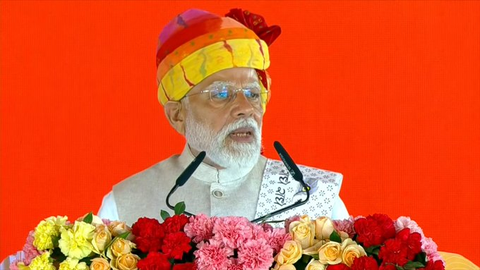 BJP4Rajasthan's tweet photo. भाजपा की डबल इंजन सरकार लगातर युवाशक्ति को सशक्त कर रही है।

2 साल पहले तक राजस्थान से भर्तियों में भ्रष्टाचार और पेपर लीक की ही खबरें चमकती रहती थी, आती रहती थी।

अब राजस्थान में पेपर लीक पर लगाम लगी है, दोषियों पर सख्त कार्रवाई हो रही है।

-प्रधानमंत्री श्री @narendramodi

#RisingRajasthanWithModi