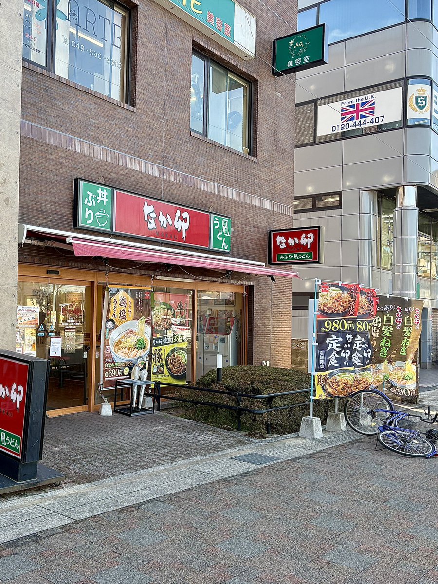 19852354's tweet photo. 土地柄なのかなぁ？そんな事ないよなぁ。
床が大変な事になってますよと話しても店員無視。客は私一人なのに店員は複数人。
入店してきた客には他の列へと私がエスコート。
椅子も汚れていたので座ったら服が汚れてしまいます。 https://t.co/bnp4mXlqod