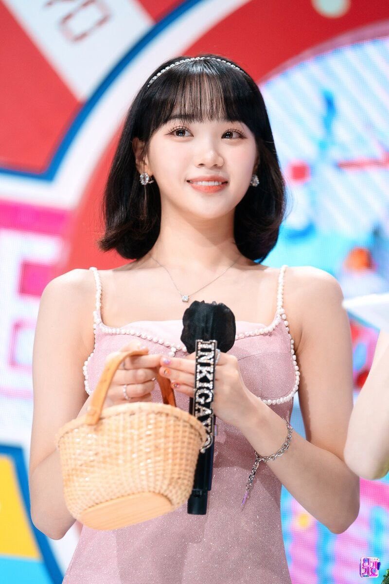 <a href="/SweetestRoar/">🦕 rOaRRrrr 🦕</a> <a href="/nakedbiib/">Sweetest Clamor, Ashley.</a> Nada suara Izel berubah menjadi lebih bersemangat. 

“Oh iya, ada acara tambahan nih! Aku mau umumin 5 clamor beruntung yang bakal dapat thr dari kita. Nama yang tertera itu dari clamor yang absen maksimal jam 13.00 ya. Hayoo, tadi udah pada absen belum? Siapa yang telaaat?”