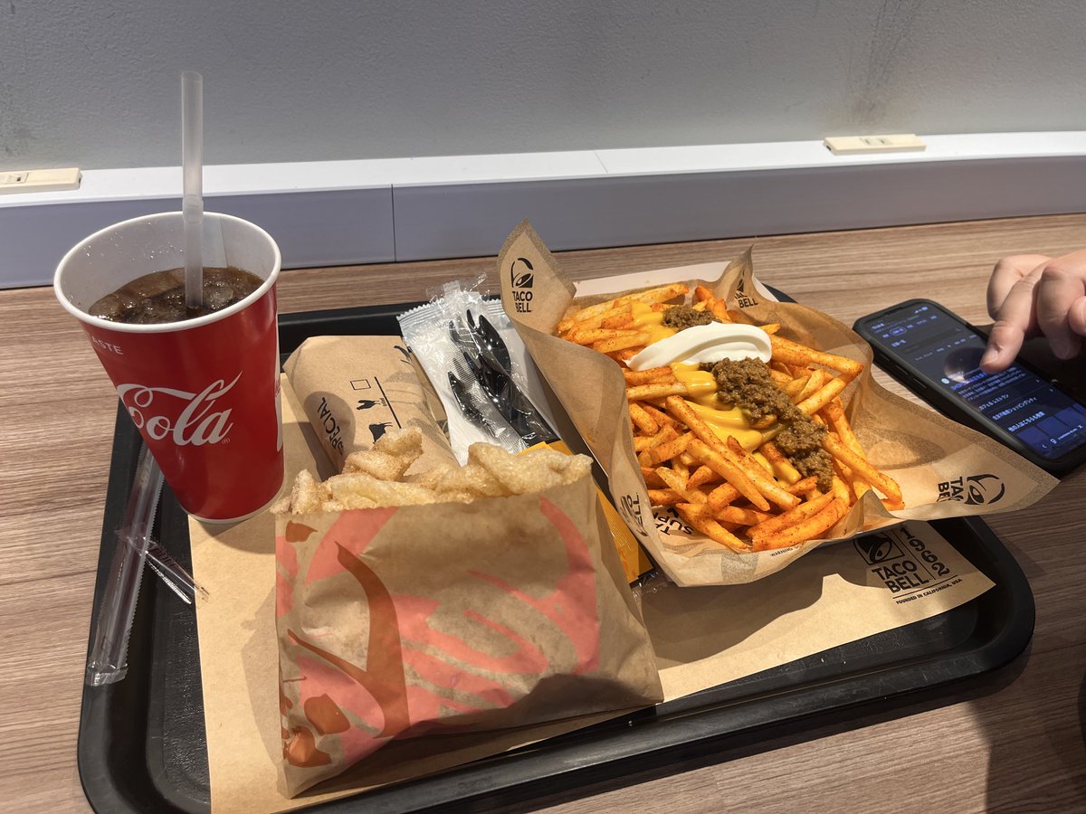raitunn's tweet photo. 念願過ぎてテンションが上がってタコベルを4,000円分も食べる夫婦(これ以外にも食べてます) https://t.co/DwsIdkmvVy