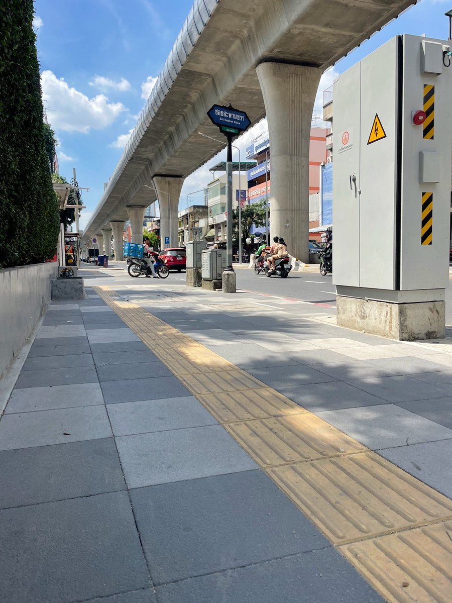 ก็ว่ากลับจากทริปทะเล ทำไมแถวคอนโดดูโล่งๆ ชีเอาสายไฟลงดินไปล๊าววว เหลือแค่เสาไฟให้เห็น ถนนประชาราษฏร์สาย 2 แถวเตาปูน 🚗💨