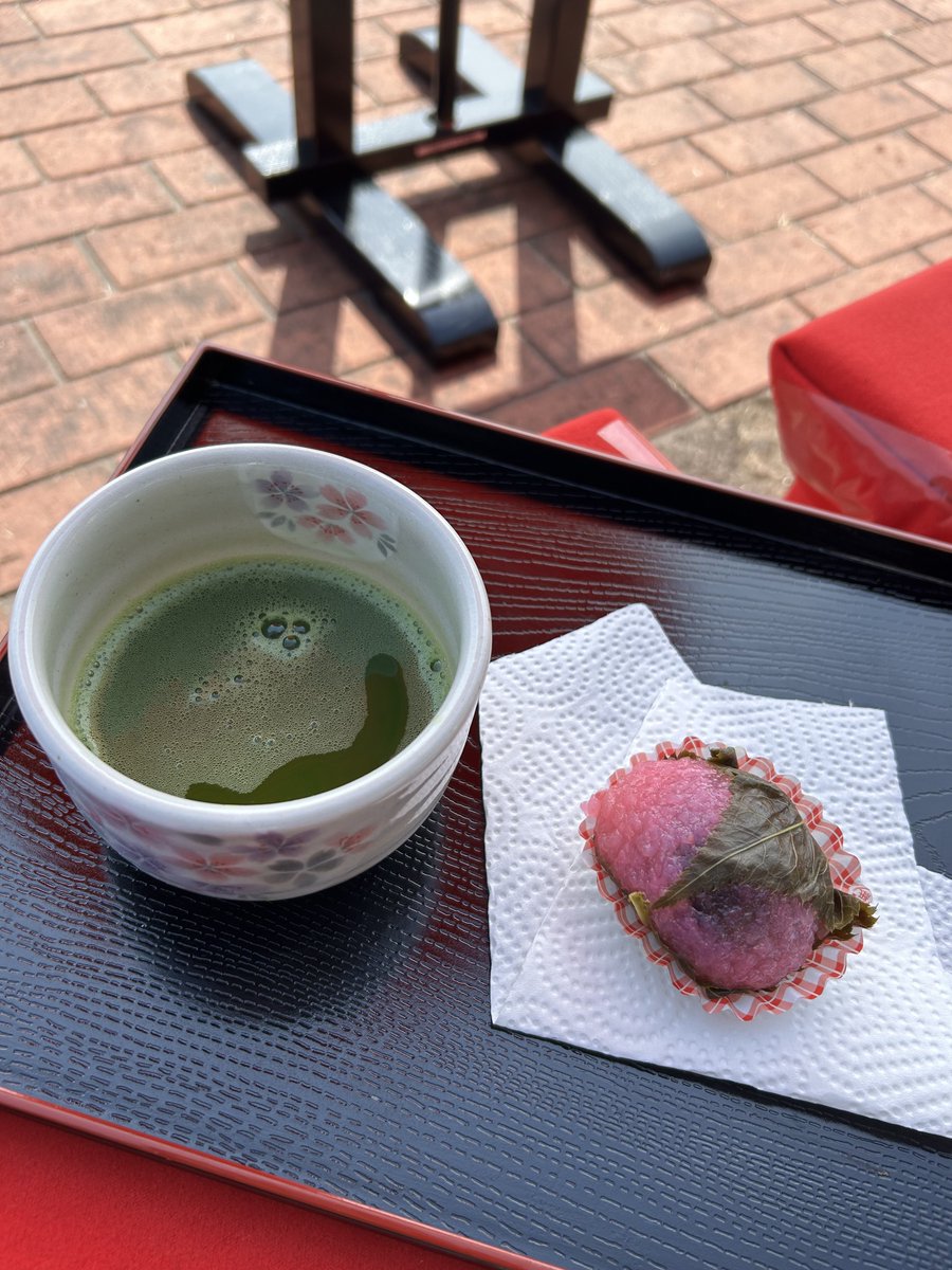 多良木石倉のお雛様
ちりめん細工のお寿司🍣
ピアノのお雛様、珍しい😳

隣の広場で開催中のおひなマルシェ
野点で一息
桜花先取り桜もち、梅の次はいよいよ春本番🌸
お花見楽しみ😊

#多良木町
#多良木石倉
#おひなマルシェ
#雛飾り
#桜もち