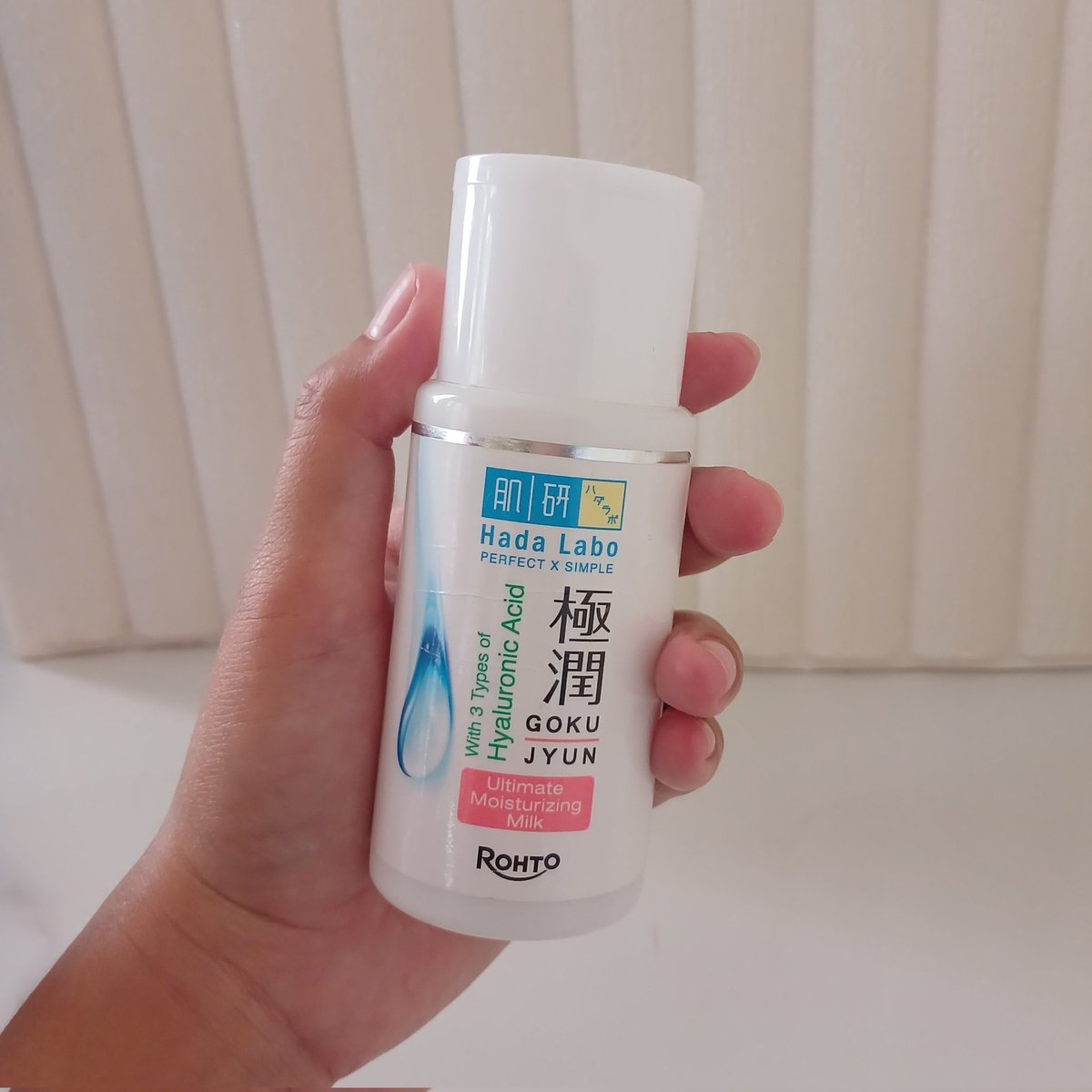 imyournanaa_01's tweet photo. Hada Labo Gokujyun Ultimate Moisturizing Milk

Rating: 9/10

Kesukaan aku! 'Ratunya' hidrasi simpel. Mengandung 3 tipe Hyaluronic Acid, sangat efektif mengunci kelembapan tanpa rasa lengket yang berlebihan. Produk ini juga sangat minim bahan iritan.

🖇 https://t.co/cQu0h9rHYh https://t.co/kJvjBDEa25