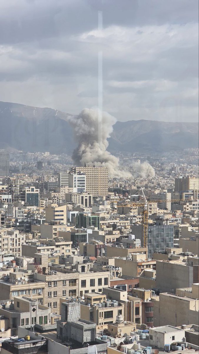 TheDailyUpdatee's tweet image. 🚨 #BREAKING: Israel confirms a “preemptive strike” on Iran as three explosions rock central Tehran, according to Fars News Agency and The Times of Israel. Iran maintains it has sought diplomacy and made no threats toward Israel.

#Israel #Iran #Tehran #USA #WAR #Pakistan