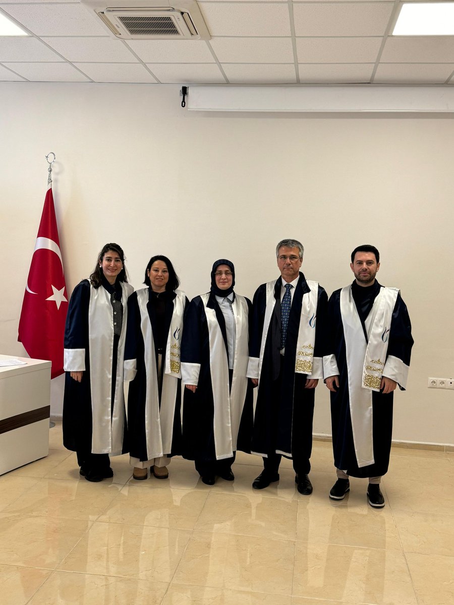 Manisa Celal Bayar Üniversitesi'nde "Sürdürülebilirliğin  Firma Performansına Etkisinin İncelenmesi" başlıklı tezini başarıyla savunarak Dr. ünvanı alan Beyza hanımı tebrik ediyorum.