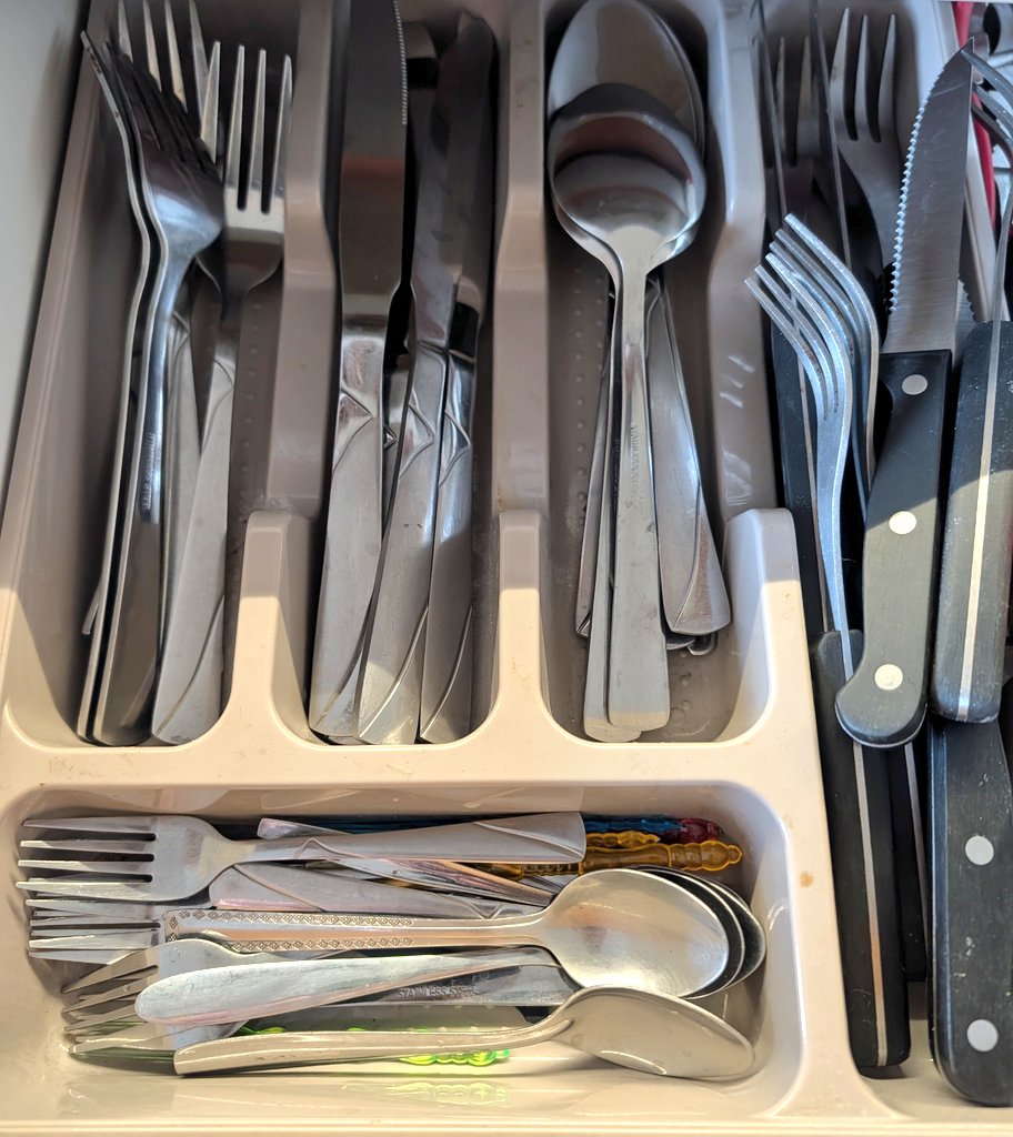 Jak máte všichni uložené příbory v šuplíku? 
Jako pořadí třech základních?

Máme teď vidličky,nože, lžičky, ale není to úplně ideální. Nějak mi to přeplo při stěhování.

Za RT odpovědi více lidí.
Díky