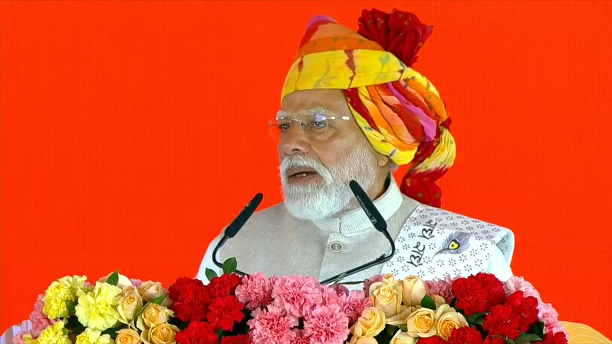 इतिहास गवाह है कि मुस्लिम लीग भारत से नफरत करती थी।

इसलिए मुस्लिम लीग ने देश बांट दिया।

आज कांग्रेस भी वही कर रही है।

माओवादी भी भारत की समृद्धि, हमारे संविधान और हमारे सफल लोकतंत्र से नफरत करते हैं, ये घात लगाकर हमला करते हैं।

कांग्रेस भी घात लगाकर देश को बदनाम करने के लिए