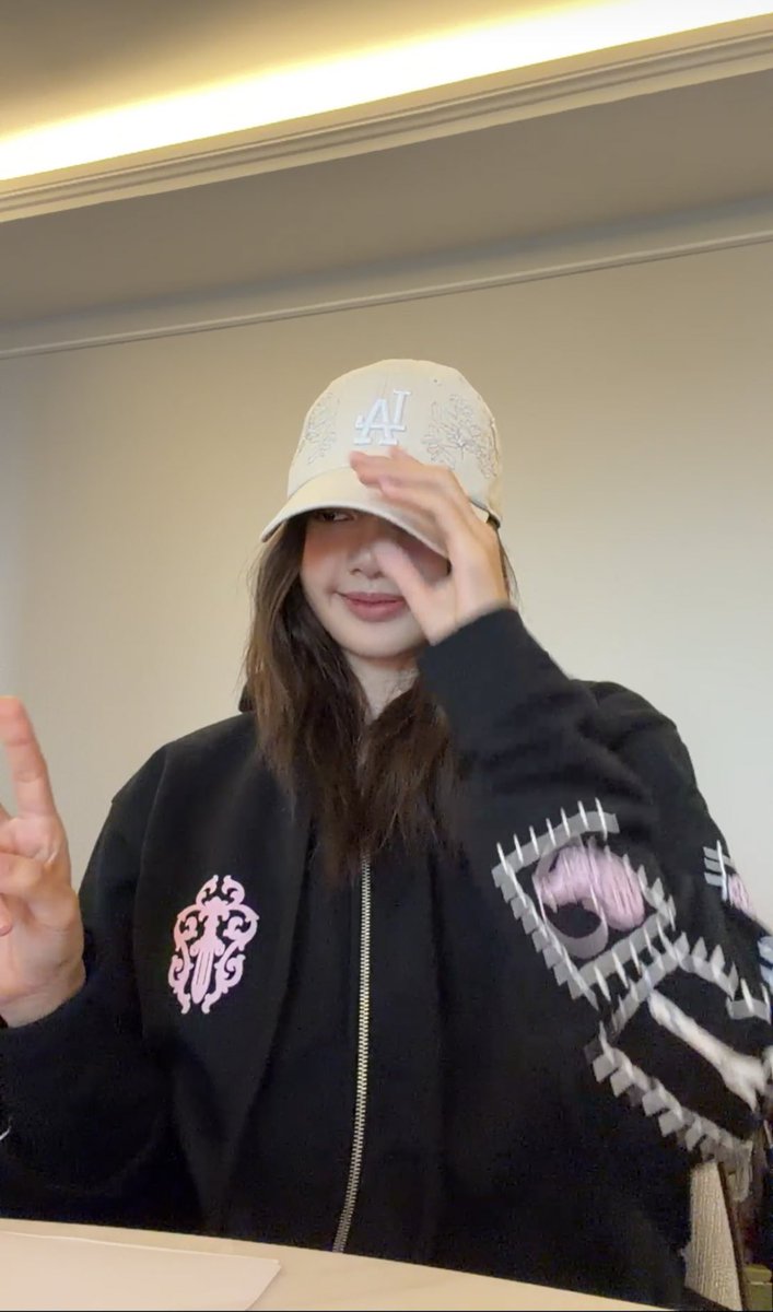 She read comment “looking for lisa new solo album” and then tease after😹

<a href="/wearelloud/">LLOUD</a> #LISA 🫧

ALTER EGO ONE YEAR
#AlterEgo1stAnniversary
#LISAxAlterEgo