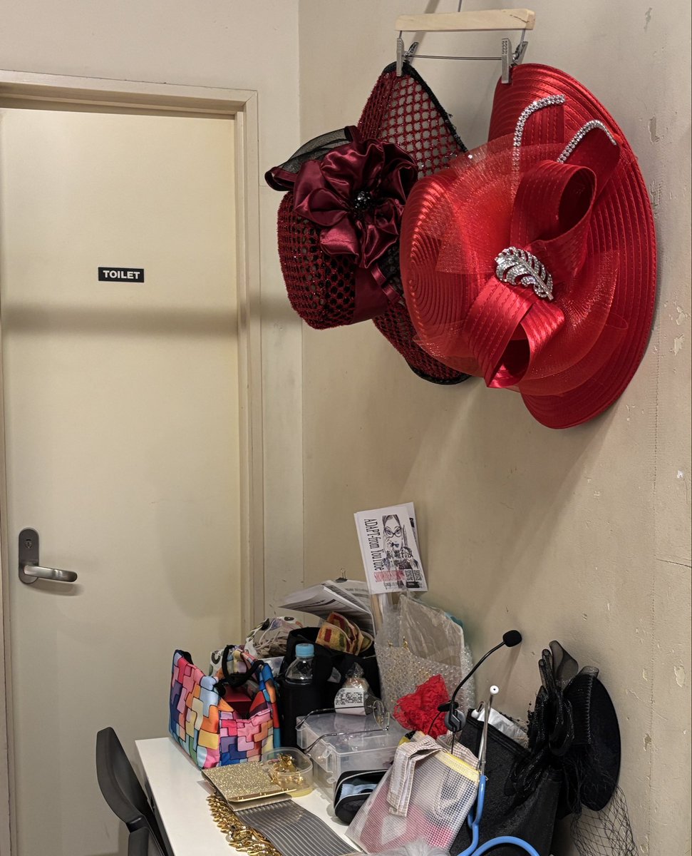 SHOWONESFEELIN1's tweet photo. ライブが始まるとノンストップ。バックステージは衣装が飛び交い、終わる頃には衣装の山が出来上がってます！
こんなにステキな鏡前もお見せできない変貌を遂げます。
YouTubeぜひご覧ください。
ライブとはまた違った世界が広がっています。
https://t.co/ELEIXIQPX8 https://t.co/8sMni9mDvO