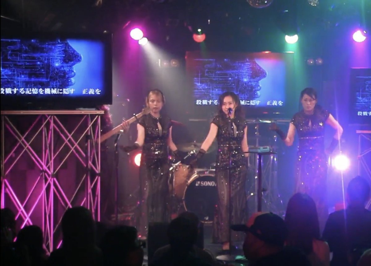 SHOWONESFEELIN1's tweet photo. ライブが始まるとノンストップ。バックステージは衣装が飛び交い、終わる頃には衣装の山が出来上がってます！
こんなにステキな鏡前もお見せできない変貌を遂げます。
YouTubeぜひご覧ください。
ライブとはまた違った世界が広がっています。
https://t.co/ELEIXIQPX8 https://t.co/8sMni9mDvO