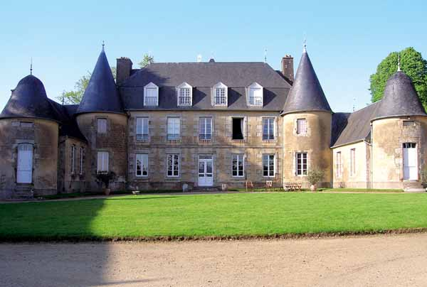 ThereseBaillard's tweet image. Le #château de Parigny se dresse dans la #Manche, en #Normandie. Construit au XVIème restauré au XIXème il est inscrit aux monuments historiques. En 1602, le seigneur de #Parigny est tué sur le perron de son château par ses cousins huguenots.