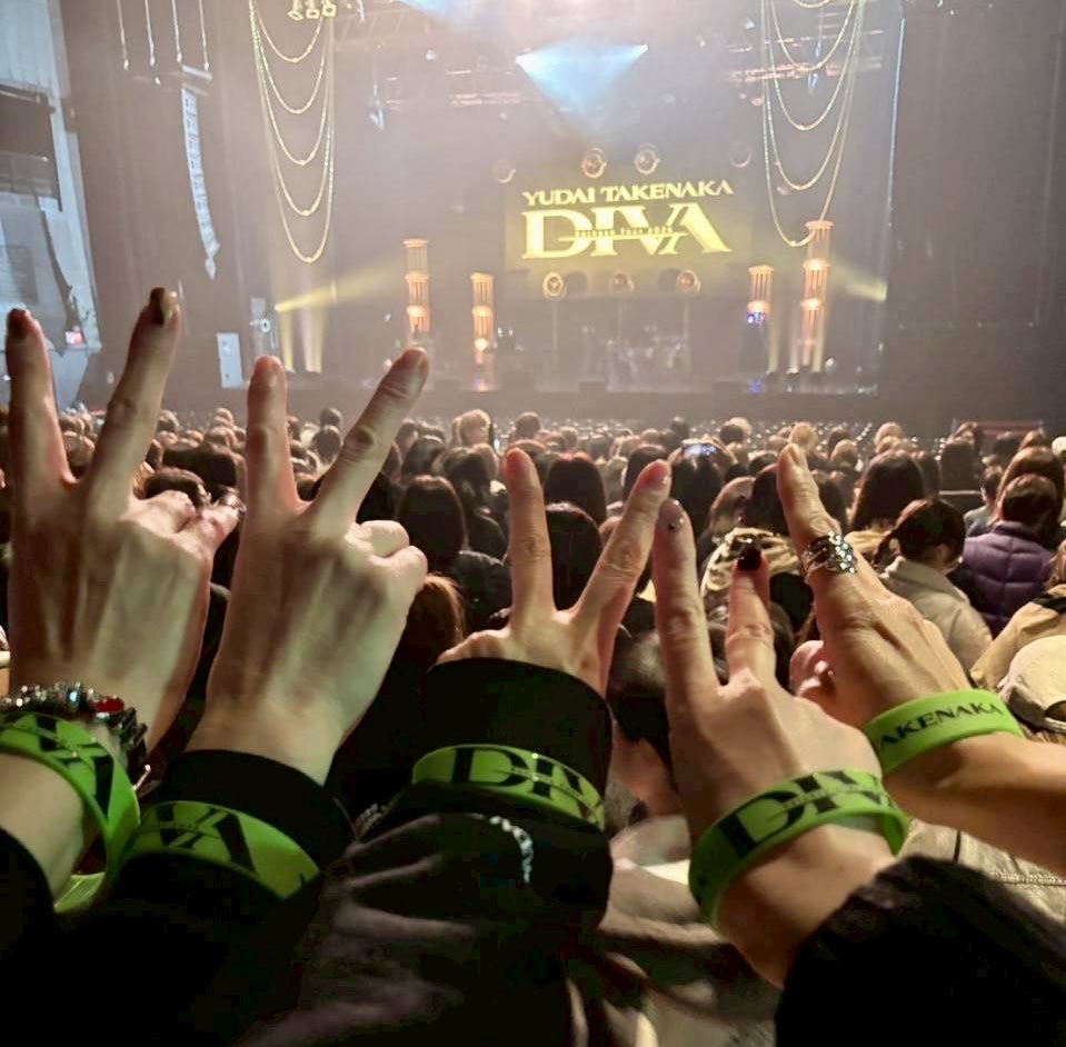 初参加が推しによる推しのためのカード付き楽屋花だなんて、きっと前世で徳を積みすぎたに違いないwww
ハクちゃんお誘い本当にありがとう😭そしてしまなちゃんに頼んでくれたあなたは画伯に負けず天才です✨️✨️✨️
奇跡的に現物とも写真撮れてライブもみんなで観れて幸せすぎた😭😭
 #竹中雄大