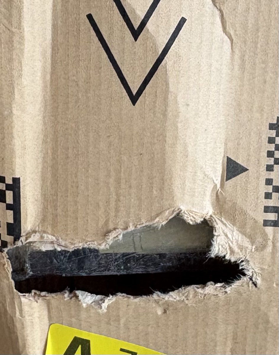 tokky1975's tweet photo. Amazonから届いたホットウィール。
袋に穴が空いていて、ブリスターがバキバキ‥。
ミニカー本体にもダメージ。
#Amazon #ホットウィール https://t.co/Cio5VoeiAE