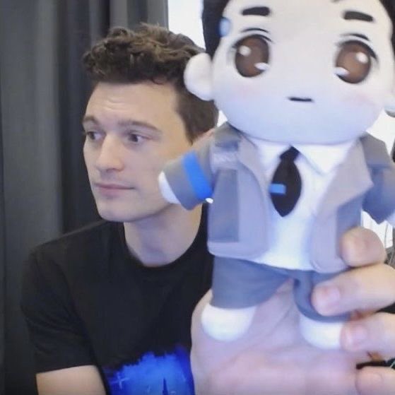 He’s so cutiepatootie (he’s shy)

#DetroitBecomeHuman #ConnorDBH