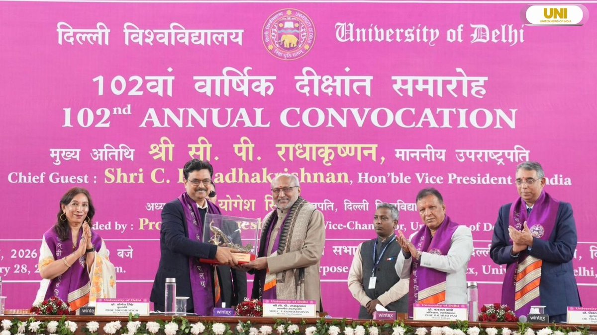 airnewskurseong's tweet image. उपराष्ट्रपति सीपी राधाकृष्णनले दिल्ली विश्वविद्यालयको 102औँ दीक्षान्त समारोहलाई सम्बोधन गर्दै भन्नुभयो आत्मनिर्भरता भनेको नवप्रवर्तन, निर्माण, अनुसन्धान र समाधान सिर्जना गर्ने क्षमता हो।
@VPIndia
@CPR_VP
#CPRadhakrishnan | #DelhiUniversity | #Convocation | #DU