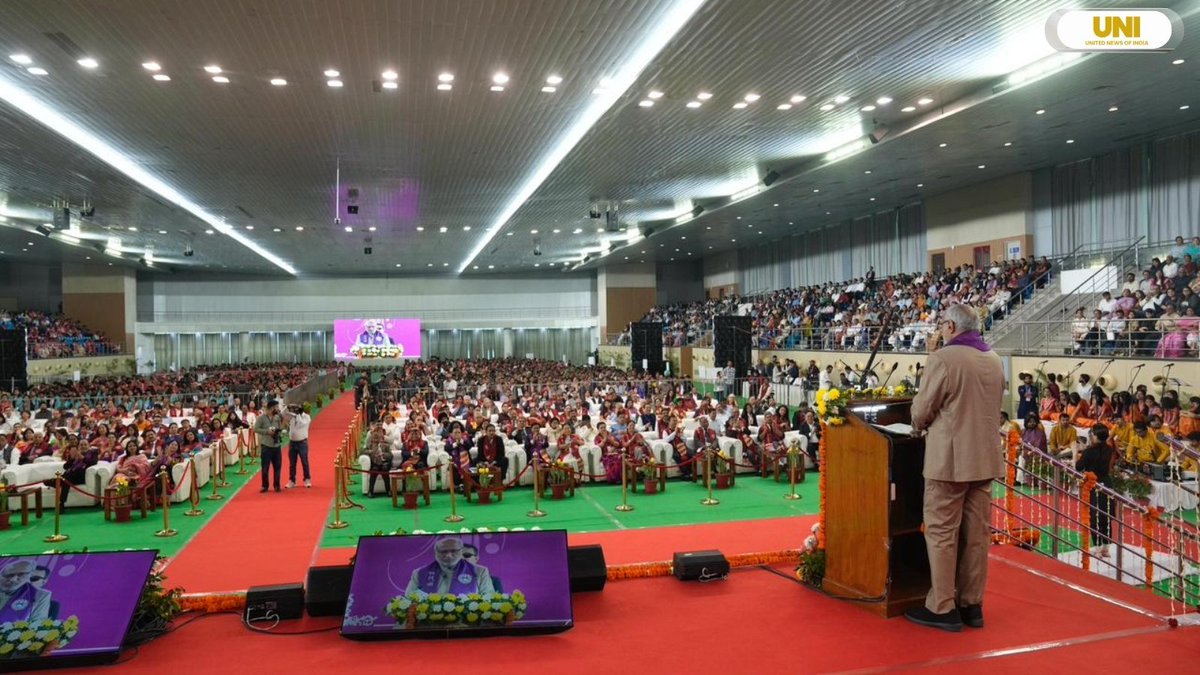 airnewskurseong's tweet image. उपराष्ट्रपति सीपी राधाकृष्णनले दिल्ली विश्वविद्यालयको 102औँ दीक्षान्त समारोहलाई सम्बोधन गर्दै भन्नुभयो आत्मनिर्भरता भनेको नवप्रवर्तन, निर्माण, अनुसन्धान र समाधान सिर्जना गर्ने क्षमता हो।
@VPIndia
@CPR_VP
#CPRadhakrishnan | #DelhiUniversity | #Convocation | #DU