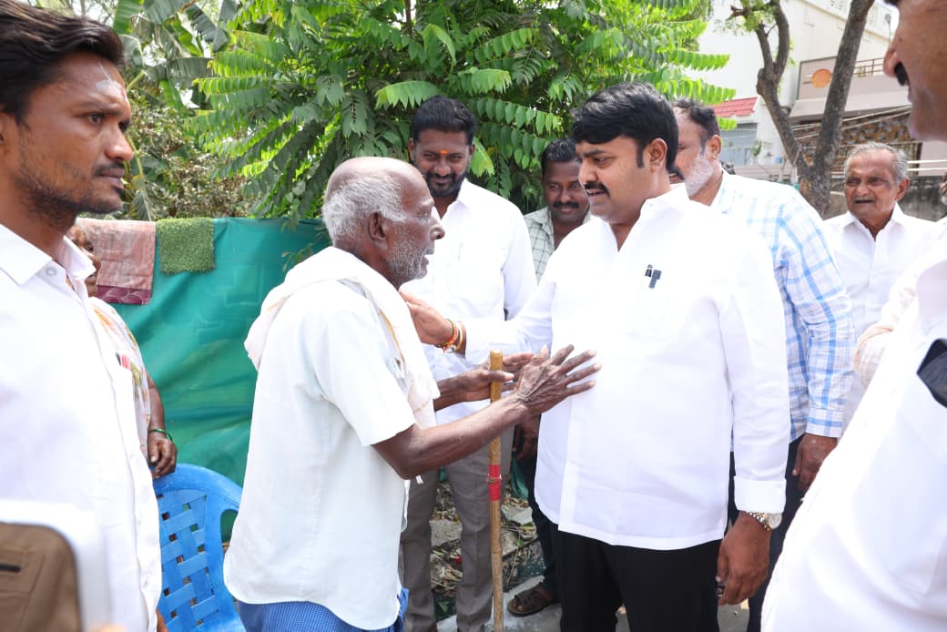 *అమరావతి మండలం నరుకుళ్ళపాడు గ్రామంలో జరిగిన పెన్షన్‌ల పంపిణీ కార్యక్రమంలో పాల్గొన్న పెదకూరపాడు ఎమ్మెల్యే భాష్యం ప్రవీణ్ గారు.*

*స్వయంగా లబ్ధిదారుల ఇళ్లకు వెళ్లి వారి బాగోగులు అడిగి తెలుసుకుని, స్థానిక నాయకులతో కలిసి పెన్షన్‌లను పంపిణీ చేసిన ఎమ్మెల్యే.*

*వృద్ధులు, వికలాంగులు,