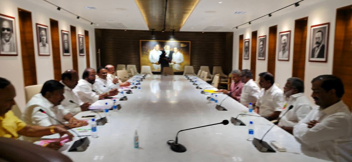 தற்போது திராவிட முன்னேற்ற கழகம் சார்பில் தேர்தல் இட பங்கீடு தொடர்பாக அமைக்கப்பட்ட குழுவினருடன்.,

தமிழக வாழ்வுரிமைக் கட்சி தலைவர் அண்ணன் வேல்முருகன் அவர்களின் தலைமையிலான தமிழக வாழ்வுரிமைக் கட்சியின் தலைமை நிர்வாகிகள் பேச்சு வார்த்தையில் ஈடுபட்டிருக்கிறார்கள்.

<a href="/VelmuruganTVK/">Velmurugan.T</a>