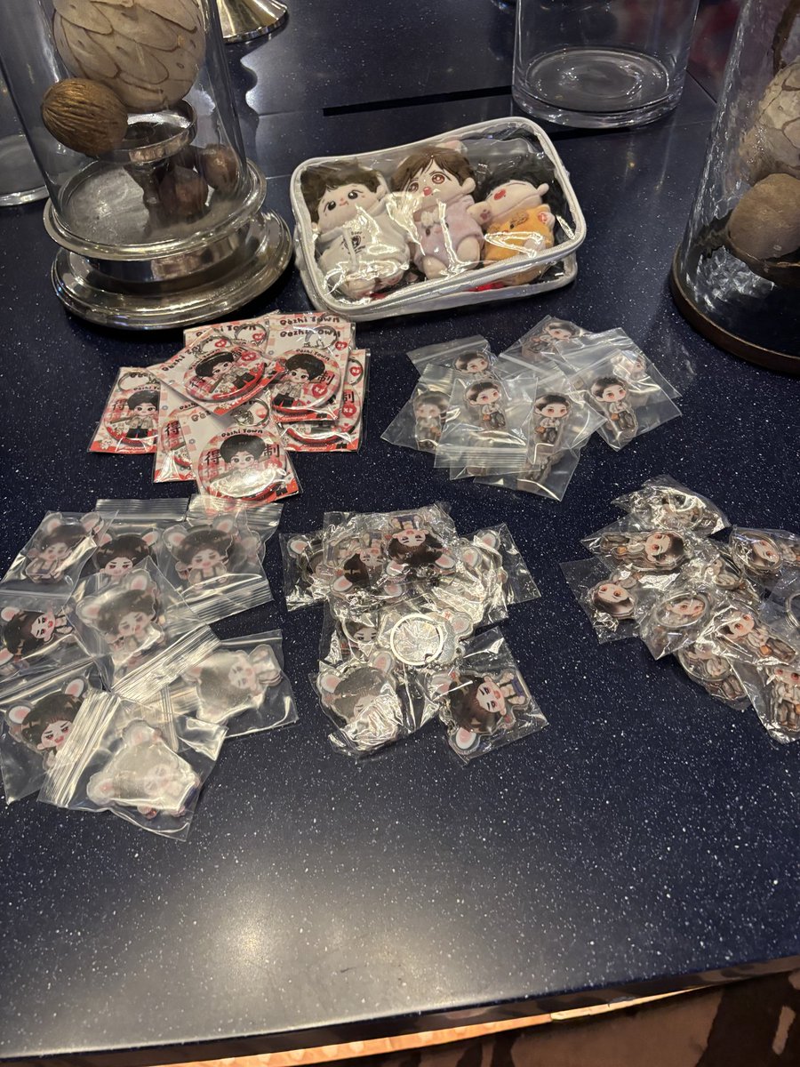 มีบัตร รอบนี้
รีโพส แล้วมารับได้
ให้เลือกรับ 1. แสตนดี+ พวงกุญแจ
                      2. พวงกุญแจกระจก

 #XZ_GEZHITOWN_TH