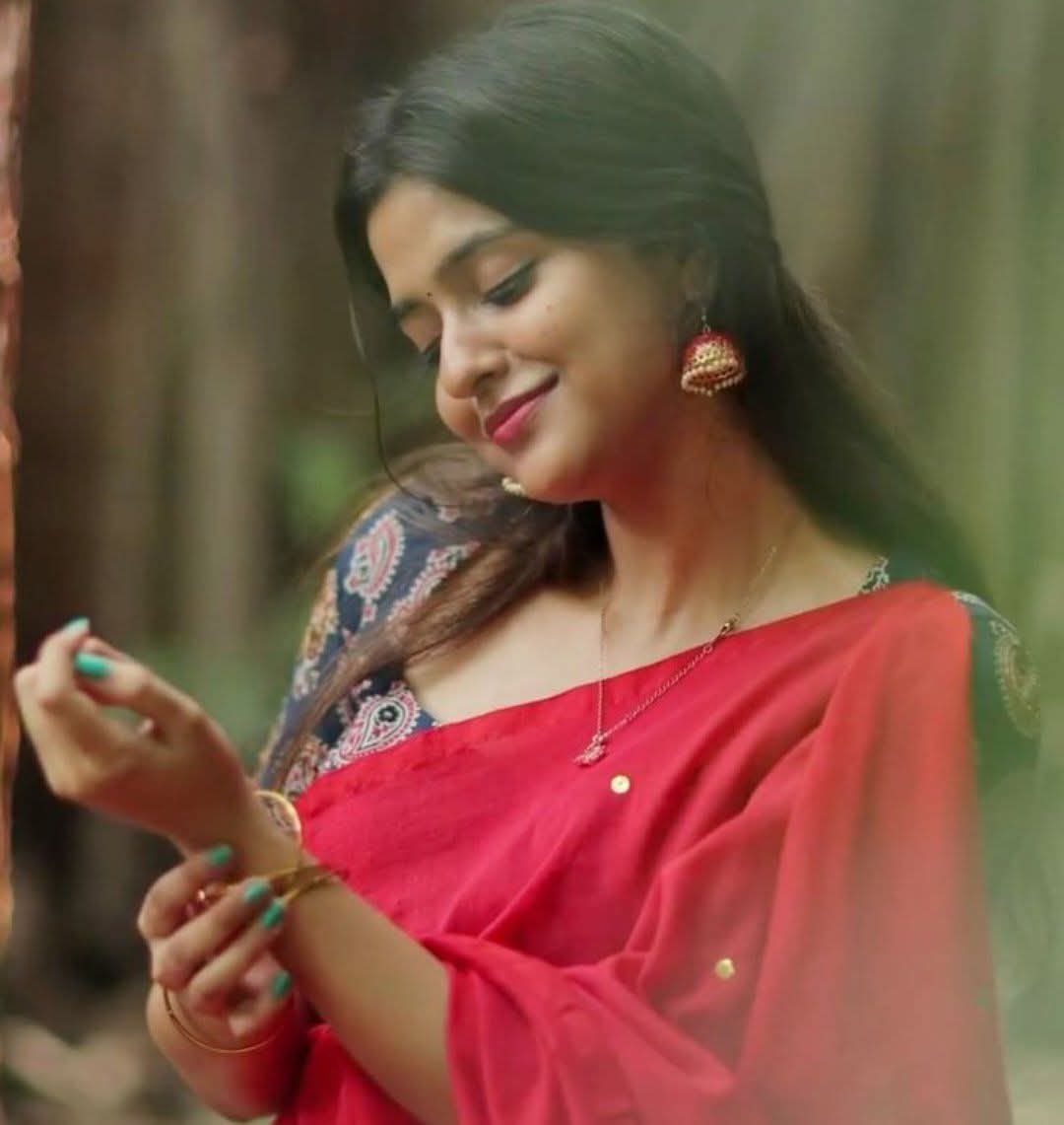 मैंने अपनी ख्वाहिशों को दीवार मे चुनवा दिया.,
खामखा जिंदगी में अनारकली बनकर नाच रहीं थीं..!!🙆‍♀️

<a href="/iamnaaz_/">ᵀʰᵉ Naaziya</a> 💞