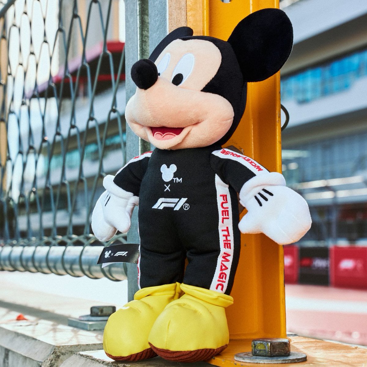 ディズニー　F1　コラボ　ミッキーマウスぬいぐるみ このF1×ミッキーのぬいぐるみオーストラリアGPに合わせて先行発売って