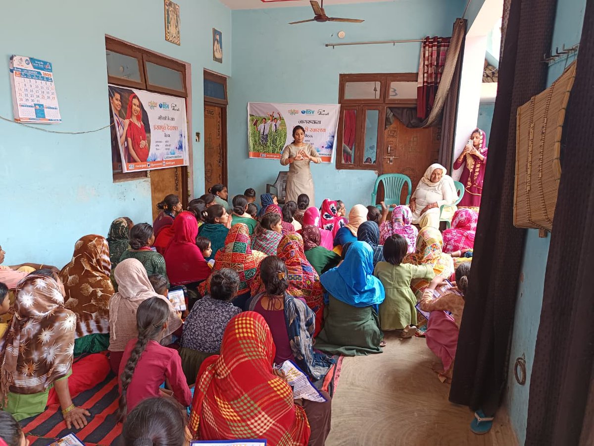 ग्राम प्रधान जी के सहयोग से मॉडल गांव टीम द्वारा महिला एवं किशोरी स्वास्थ्य जागरूकता कार्यक्रम का आयोजन किया गया। कार्यक्रम में  स्वास्थ्य, पोषण एवं स्वच्छता के प्रति जागरूक करना था।
<a href="/GaonConnection/">GaonConnection</a> <a href="/GaonGaliyara/">Gaon Galiyara</a>