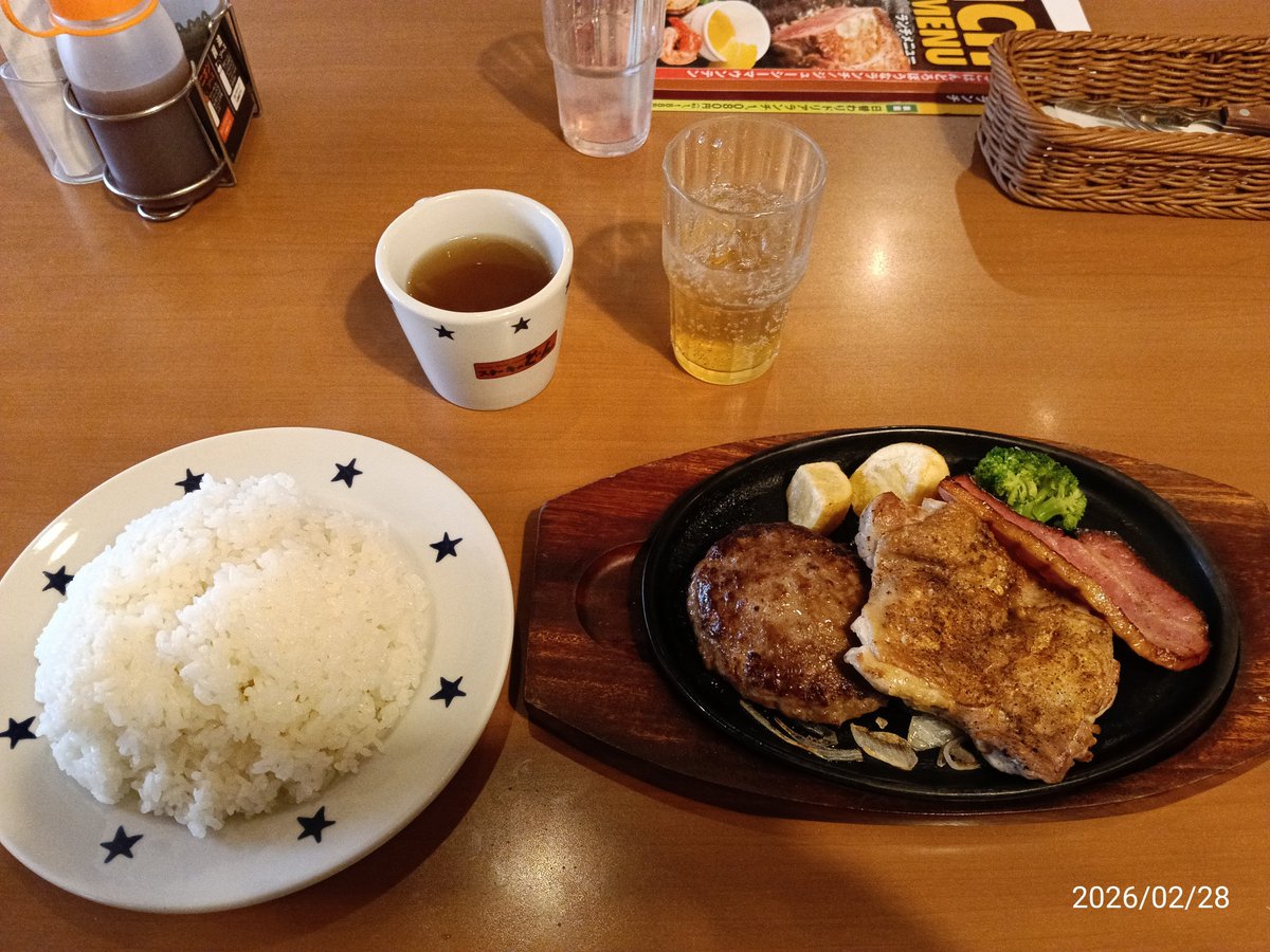 remember1106M's tweet photo. こんにちは

嫁はデイケアの運動🏋️🤸‍♀️へ
娘👧は家で
勉強📚️👩‍💻と関ジャニDVD

一人🗿で久しぶりの
どん門真店さんへ

昔からおられる
👩店員さんに訊かれ
嫁と娘の近況を話す🏫

ずっと
私の事を覚えてくれている
有難い限りです🏵️

#ステーキのどん https://t.co/wKnOCk9iRE