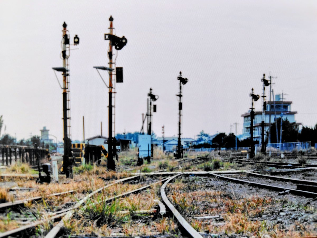 懐かしくて泣けてくる 腕木式信号機 本屋の横で信号やポイント動かして
