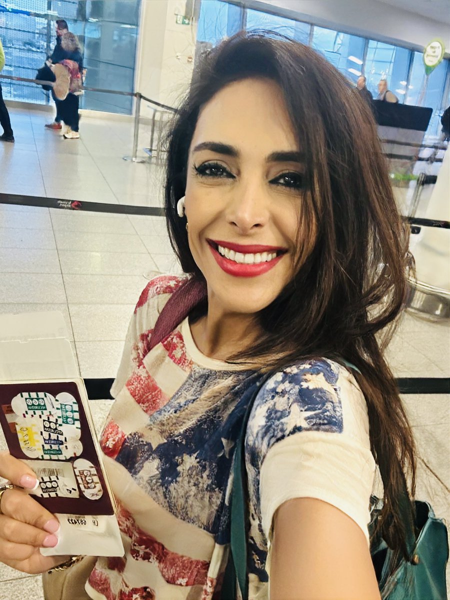 عجب روزیه!
یه روز خیلی خوب برای هممون در راهه هموطن  … 
قربون ایران و ایرانی! 

منم که این وسط باید برم ماموریت کاری … 
امروز تو فرودگاه فقط رقصیدم … انگار بلیط دستم بلیط فرودگاه مهرآباده 😍🫡✌️
#انقلاب_شیروخورشید 
#RoaringLion