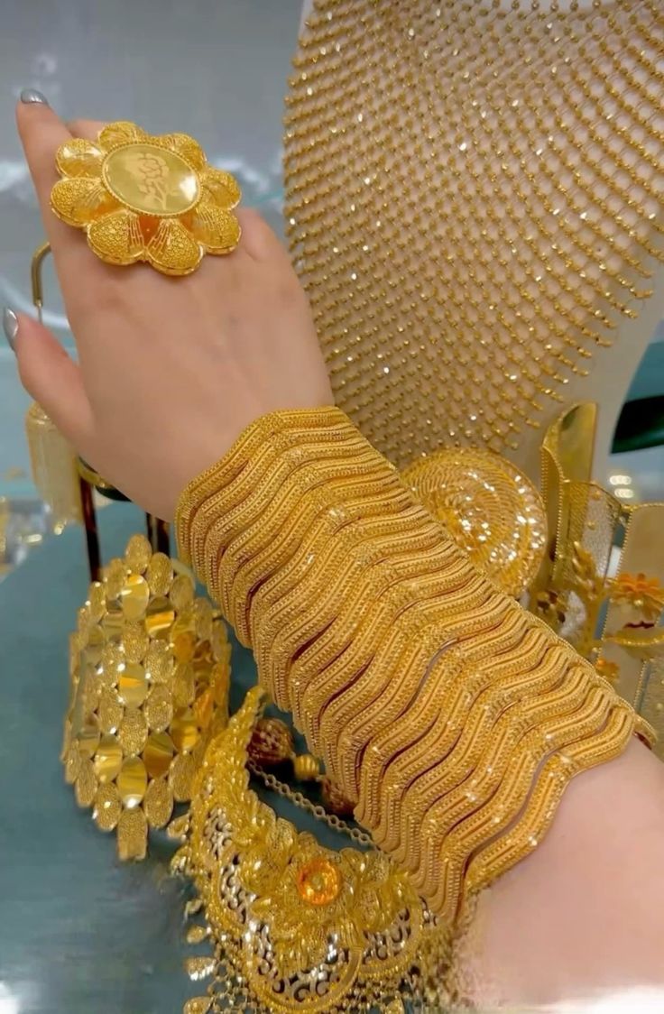 اليد التي تعبت في إعداد الإفطار والسحور وغسل الأواني، تستحق أن تُكرم بشيء يزينها