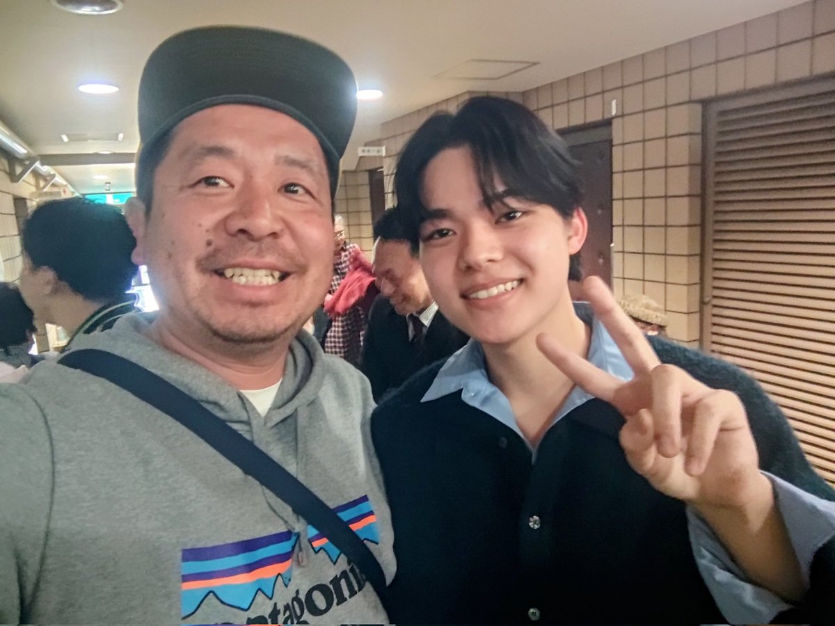 oosawatomohiro2's tweet photo. #映画マージナルにいる
Talkセッション終了後、ホールロビーにて、
#原田雄大役 #中辻創太 さん
#竹村結役 #原田紗綾 さん
#勝又茂男役 #宇野正剛 さん
写真を撮っていただきました👨‍🌾🤳
➕️#中辻創太 さんと #原田紗綾 さんにはサインもいただきました✒️📃
ありがとうございました😬✌ https://t.co/4PveDI6H6Q
