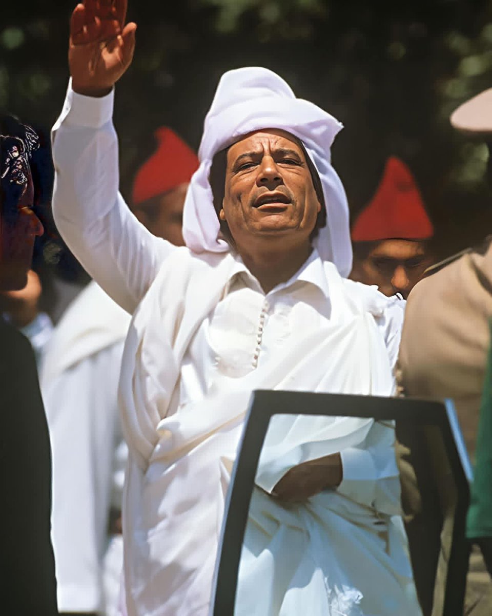 الذي بيته من زجاج لا يرجم الناس بالحجارة