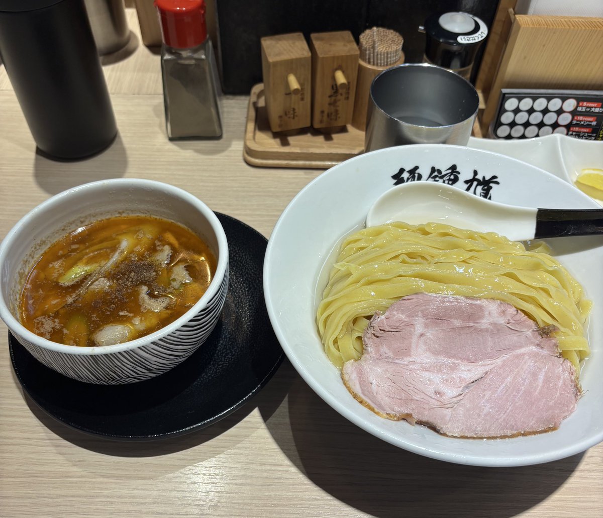 patchon28's tweet photo. 麺鍾馗

サンラータン昆布水つけ麺
TKM HOT

突発on勃発

これま��突発は多々あったけど
勃発は初じゃないだろうか

見た目とは裏腹に
よーく混ぜると結構な具沢山

ジャンクな味だけど
ケチャップ？のような酸味が良い感じに味を締めてくれて最高

最高の休日をありがとう

最高on最高

#麺鍾馗 https://t.co/gb4LM8x5oE