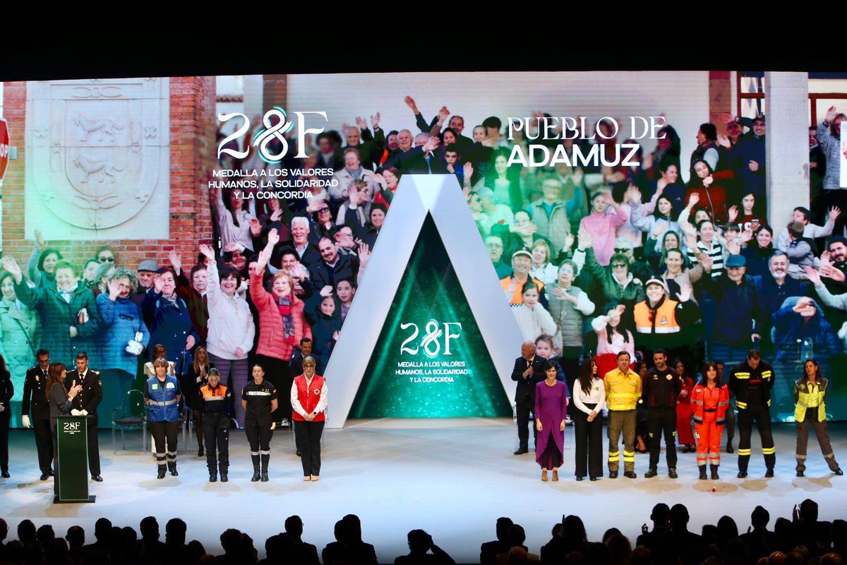 CruzRojaAND's tweet photo. Es un orgullo y un honor para Cruz Roja participar, junto a todos los cuerpos de emergencias, en el homenaje a Adamuz y Grazalema por su entereza, valentía, entrega y solidarudad.

Hoy reciben la Medalla de Andalucía a los Valores Humanos en un emocionante
#DíadeAndalucía #28F https://t.co/zjIVp9lRV6