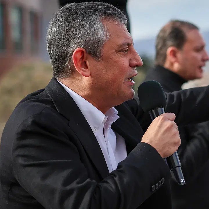 Özgür Özel: 

"Televizyon izliyorum, TRT diyor ki 'Gizli kasaya ulaşıldı.' Kasayı açıyorlar, sürekli dolar çıkarıyorlar. Baktım, özel kaleme seslendim, 'Gaziosmanpaşa'nın arama kaydı zaptı gelsin.' dedim. 

Arama zaptında 'Mühür çıktı' yazıyor. Dolar yok. Basın danışmanına TRT'yi