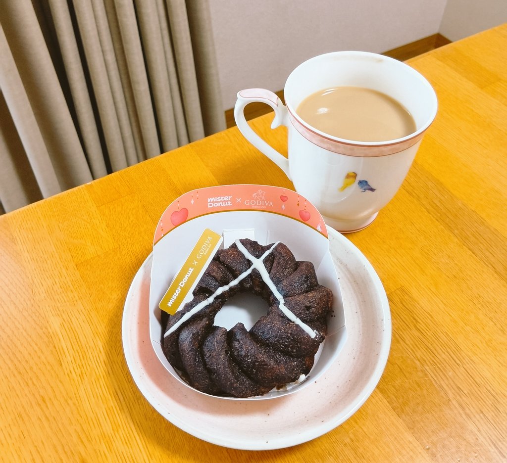 ouji811's tweet photo. お茶会開催ありがとうございます😊
ながよる2巻＆コミまも1巻発売記念おめでとうございます🎉　リカルドさんに葡萄パン好きの妹殿下がきた2巻がとても好きです
チョコレートのドーナツで参加です　これからもお茶会でたくさんお祝いできますように！　#あわいの民エアお茶会 https://t.co/XyPSJ9jU5w