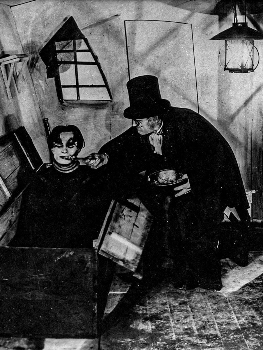 JuanmadelaPoza's tweet photo. Se han cumplido 125 años del estreno de #ElGabineteDelDoctorCaligari (#DasCabinetDesDrCaligari, 1920), de #RobertWiene. Una de las obras cumbre del expresionismo alemán. Un clásico indiscutible del cine de terror de todos los tiempos. https://t.co/dNbqKI0EZa