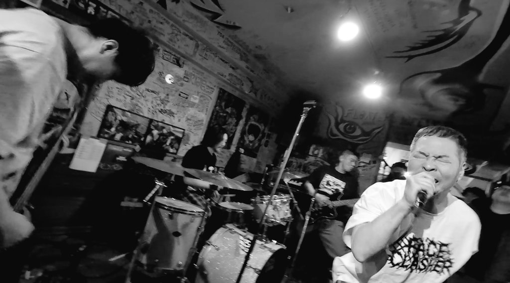 URON_ALPHA's tweet photo. 今日のプエンテは最高でした。
DEBAUCH MOOD、HELLO FROM THE GUTTER、SKIPPY RECORDS、625とレーベルオーナー勢揃いでしたね。クロさんの企画スゲー楽しかった！出たバンドみんな良かった！
あ、あと625のマックスが横浜に住んでるの知らんかったよ笑
写真はトリのモアノイズ！ https://t.co/nz9geSrIpZ